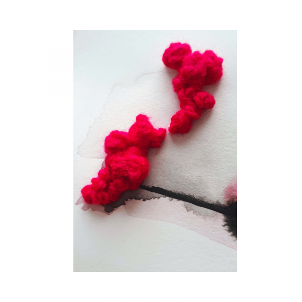 aquarelle abstraite brodée avec de la laine fushia