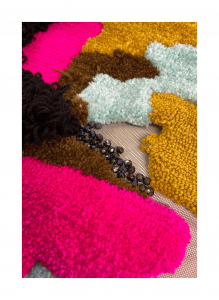 Tapisserie murale en cours de réalisation par Clarissa Vasté, techniques mixtes tufting, tissage, broderie, art textile contemporain