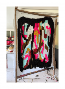 Tapisserie murale en cours de réalisation par Clarissa Vasté, techniques mixtes tufting, tissage, broderie, art textile contemporain