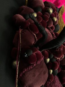 des boules de velours bordeaux cousues et brodées de perles sur la sculpture textile murale de Clarissa Vasté symbiose 2