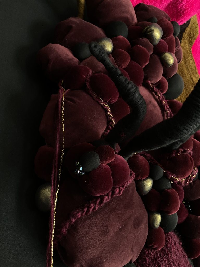 Symbiose, détails des boules de velours bordeaux cousues et brodées de perles sur la sculpture textile murale de Clarissa Vasté