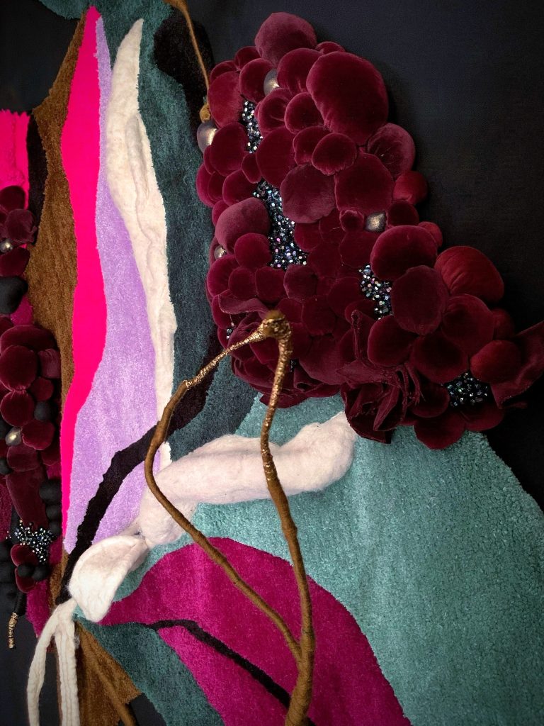 détails de la sculpture textile Clarissa Vasté Symbiose 2 détails feutrage Sculpture textile murale Symbiose 2, fleurs hybrides et racines en tufting, Clarissa Vasté Détail de Symbiose 2, sphères de velours brodées de perles, Clarissa Vasté