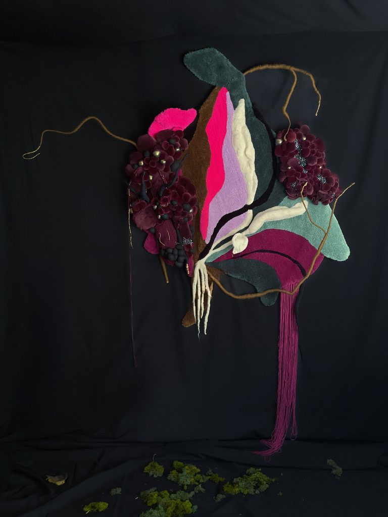 symbiose-2-sculpture-textile-clarissa-vaste Sculpture textile murale Symbiose 2, fleurs hybrides et racines en tufting, Clarissa Vasté Détail de Symbiose 2, sphères de velours brodées de perles, Clarissa Vasté
